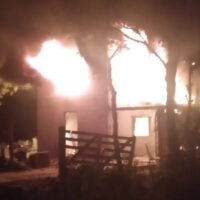 Una familia de 12 personas perdió todo tras un voraz incendio en zona rural de Gessler