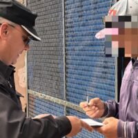 El Gobierno exige a familias millonarios pagos por amenazas en escuelas